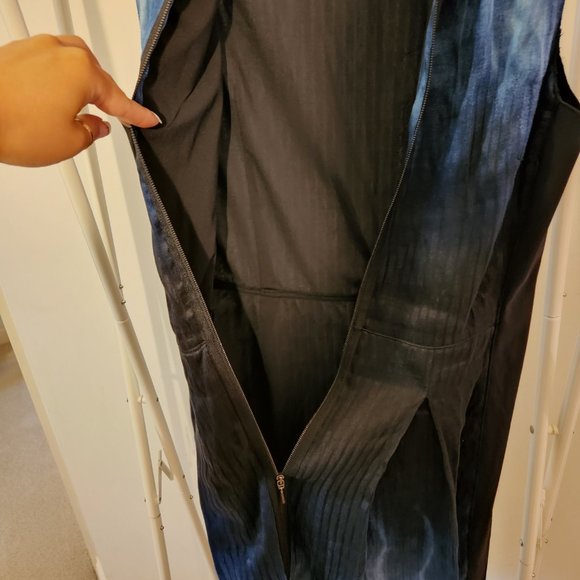 Elie Tahari | Zip Front Black and Blue Watercolor Sleeveless Shift Dress, Size 6 - Picture 7 of 9